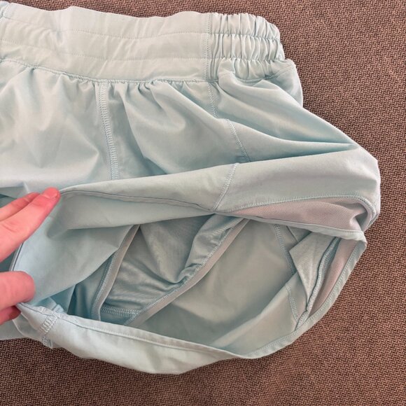 Lululemon Hotty Hot Low-Rise Lined Short 4" - Size 6 - Picture 5 of 9